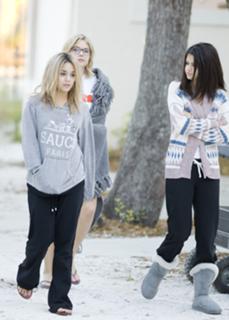 Vanessa Hudgens feet photo thumbnail