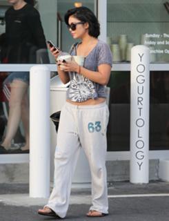 Vanessa Hudgens feet photo thumbnail
