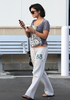 Vanessa Hudgens feet photo thumbnail