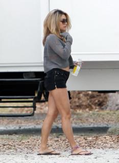 Vanessa Hudgens feet photo thumbnail