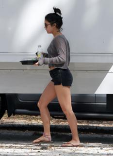 Vanessa Hudgens feet photo thumbnail