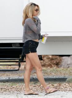 Vanessa Hudgens feet photo thumbnail