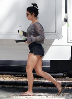 Vanessa Hudgens feet photo thumbnail
