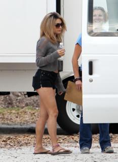 Vanessa Hudgens feet photo thumbnail