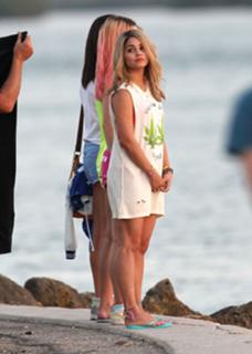 Vanessa Hudgens feet photo thumbnail