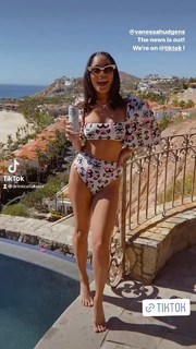 Vanessa Hudgens feet photo thumbnail