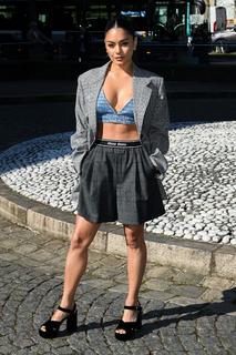 Vanessa Hudgens feet photo thumbnail
