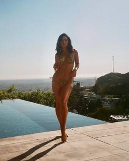 Vanessa Hudgens feet photo thumbnail