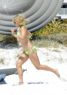 Vanessa Hudgens feet photo thumbnail