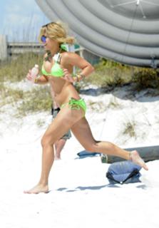 Vanessa Hudgens feet photo thumbnail