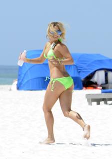 Vanessa Hudgens feet photo thumbnail