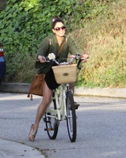 Vanessa Hudgens feet photo thumbnail