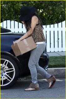 Vanessa Hudgens feet photo thumbnail