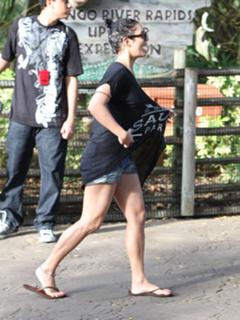 Vanessa Hudgens feet photo thumbnail