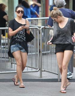 Vanessa Hudgens feet photo thumbnail