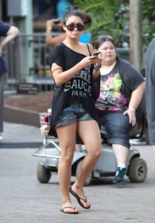 Vanessa Hudgens feet photo thumbnail