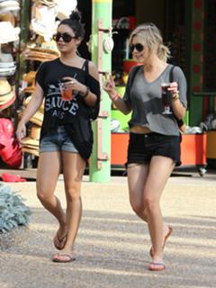 Vanessa Hudgens feet photo thumbnail