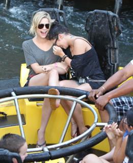 Vanessa Hudgens feet photo thumbnail