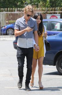 Vanessa Hudgens feet photo thumbnail