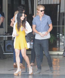 Vanessa Hudgens feet photo thumbnail