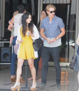 Vanessa Hudgens feet photo thumbnail