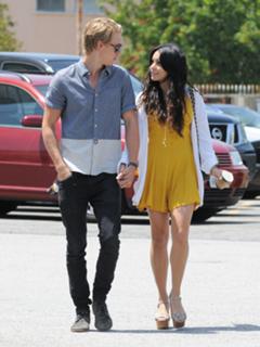 Vanessa Hudgens feet photo thumbnail