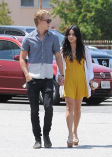 Vanessa Hudgens feet photo thumbnail