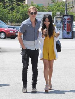 Vanessa Hudgens feet photo thumbnail