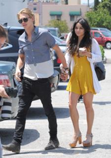 Vanessa Hudgens feet photo thumbnail