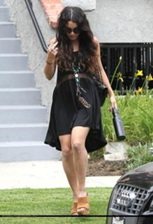 Vanessa Hudgens feet photo thumbnail