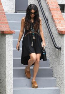 Vanessa Hudgens feet photo thumbnail
