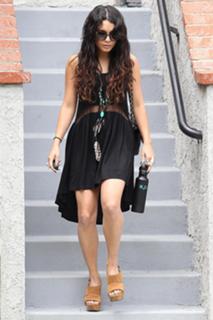 Vanessa Hudgens feet photo thumbnail
