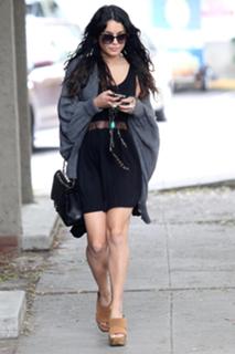Vanessa Hudgens feet photo thumbnail