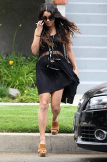 Vanessa Hudgens feet photo thumbnail