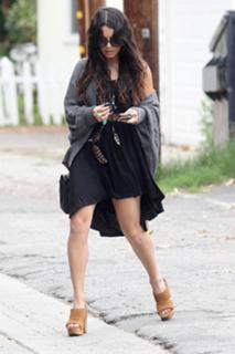 Vanessa Hudgens feet photo thumbnail