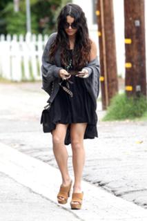 Vanessa Hudgens feet photo thumbnail
