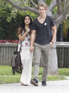Vanessa Hudgens feet photo thumbnail
