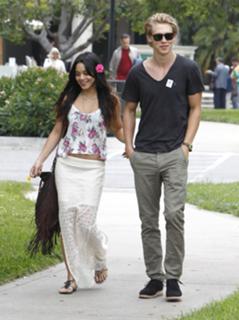 Vanessa Hudgens feet photo thumbnail