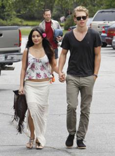 Vanessa Hudgens feet photo thumbnail