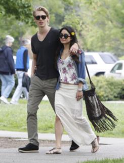 Vanessa Hudgens feet photo thumbnail