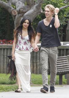 Vanessa Hudgens feet photo thumbnail