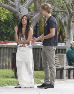 Vanessa Hudgens feet photo thumbnail