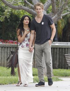 Vanessa Hudgens feet photo thumbnail