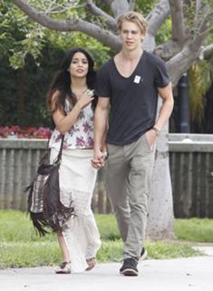 Vanessa Hudgens feet photo thumbnail