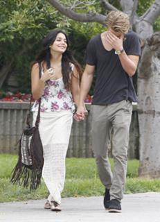 Vanessa Hudgens feet photo thumbnail