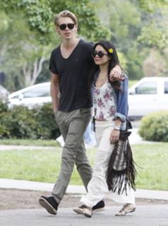 Vanessa Hudgens feet photo thumbnail