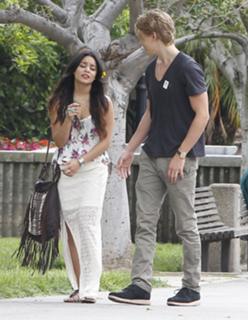 Vanessa Hudgens feet photo thumbnail