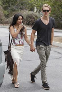 Vanessa Hudgens feet photo thumbnail
