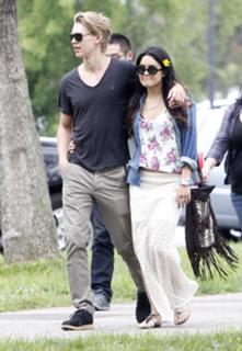 Vanessa Hudgens feet photo thumbnail