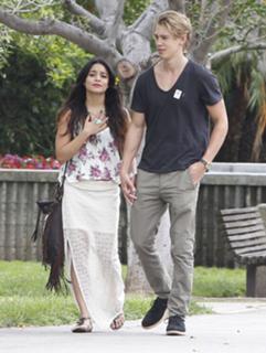 Vanessa Hudgens feet photo thumbnail